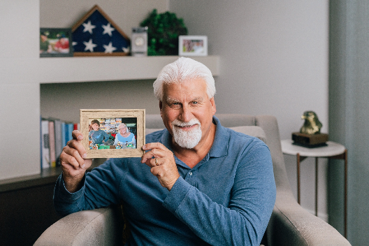 A person holding a picture

Description automatically generated